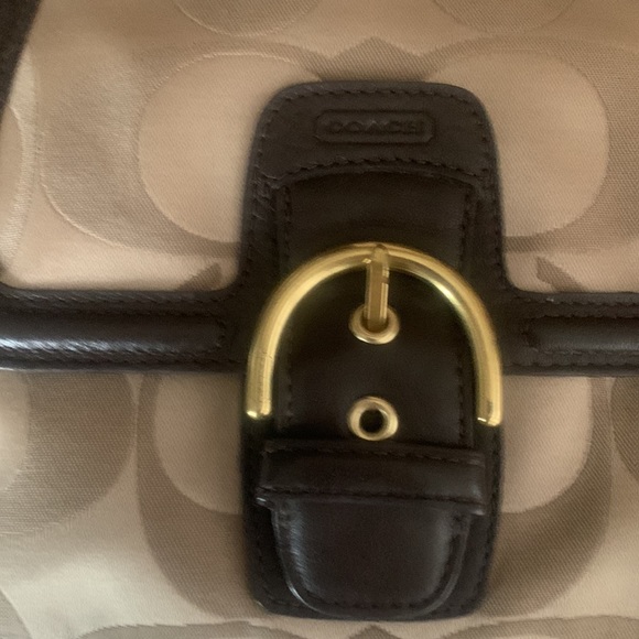 Coach Campbell Brown
Beige Signature Sateen
With Leather Straps - Picture 6 of 13